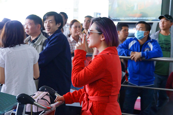 Fan mang đồ ăn ra sân bay đón Lương Bích Hữu 2