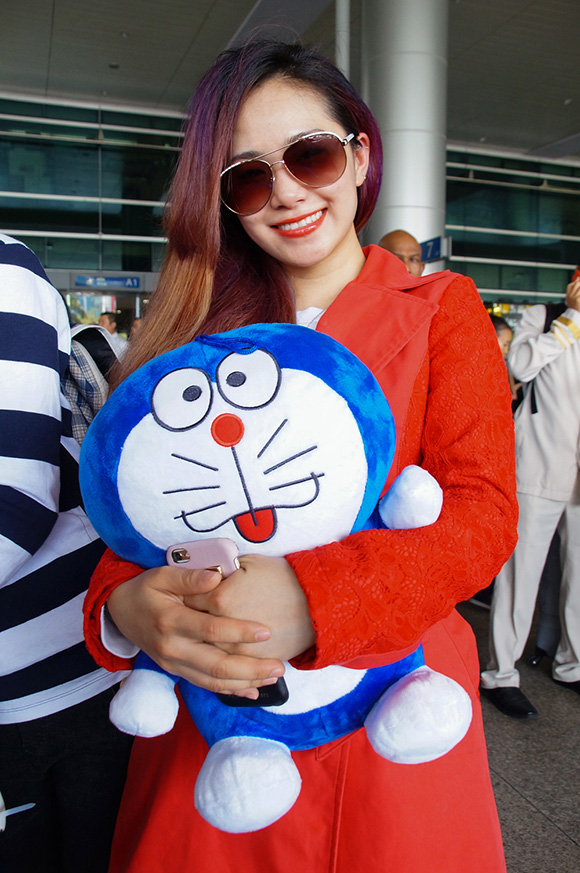 Fan mang đồ ăn ra sân bay đón Lương Bích Hữu 7