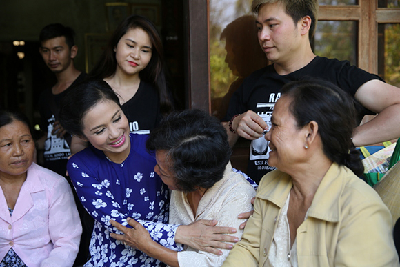 Việt Trinh chia sẻ khó khăn với bà con gặp hạn hán ở miền Tây 6